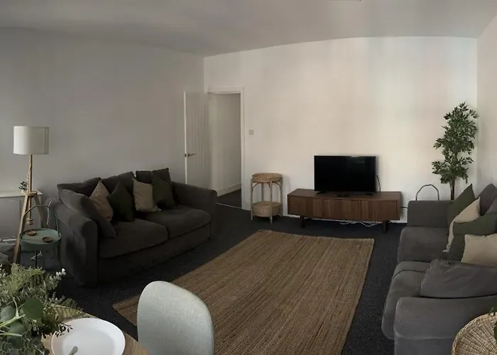Cosmopolitan - Large 2 Bedroom Apartment