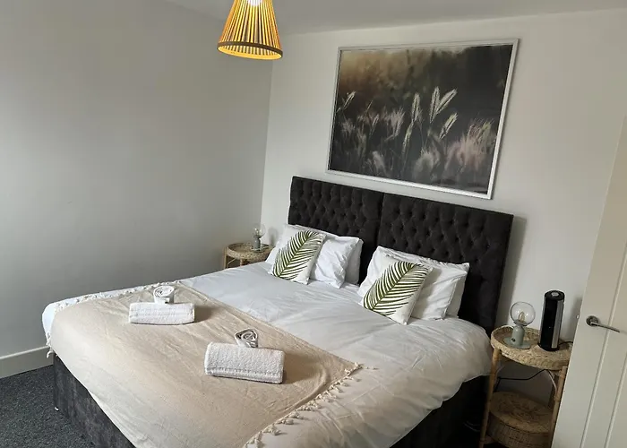 Cosmopolitan - Large 2 Bedroom Apartment