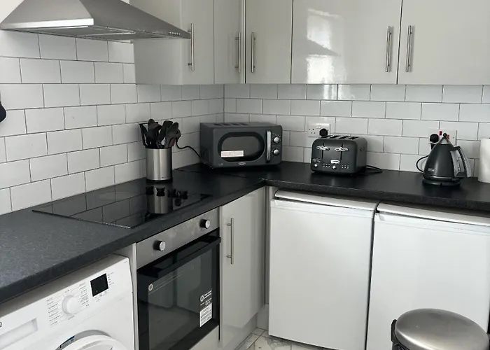 Cosmopolitan - Large 2 Bedroom Apartment